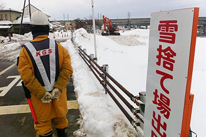 排雪のトラックを誘導する誘導員も初日は比較的のんびりと