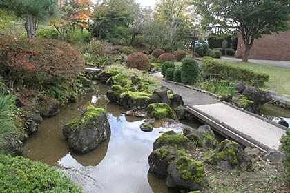 諸橋轍次博士記念漢詩大会で流觴曲水宴の会場になっている諸橋轍次記念館の庭園「芳華苑」
