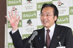 定例記者会見を行う国定三条市長