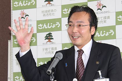 定例記者会見を行う国定三条市長