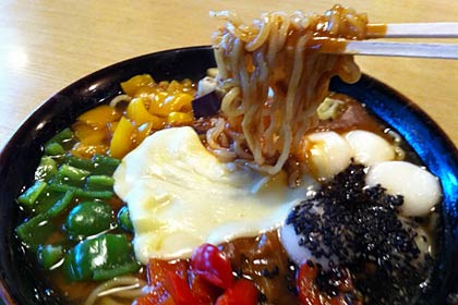 月岡小児童が提案して山吾食堂の限定メニューとして登場した「具がたっぷり 月小特製 おにおどりカレーラーメン」