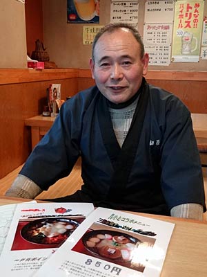 月岡小児童とカレーラーメンでコラボした山吾食堂の山井店主