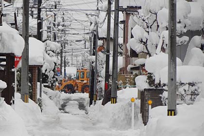 三条市横町の小路は除雪した雪がたまって排雪の必要に迫られる