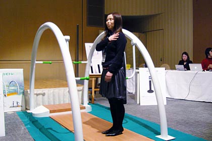 公開審査で応募作品「ハピトレ」のプレゼンテーションをする石附さん
