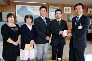 国定三条市長30万円を寄付する大崎小PTA
