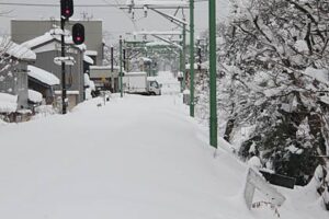 燕市は9日早朝、この冬9回目の全市一斉除雪、雪下ろしの問い合わせが増え、消雪パイプで地下水の水位が低下