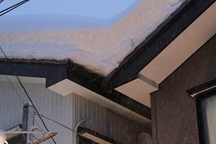 2つの屋根に1つの雪