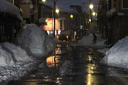 三条市嵐南地区で消雪パイプがとかしきれない雪がどんどん路肩にたまって道幅が狭くなる