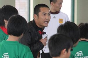 11日行われた三条市下田地区水害復興支援「夢は必ずかなう」モリシサッカー教室の講師、森島さん