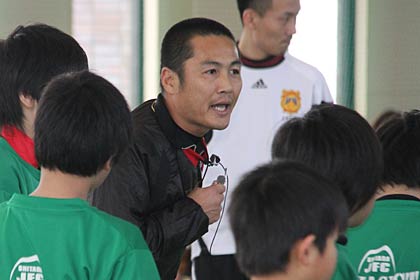 11日行われた三条市下田地区水害復興支援「夢は必ずかなう」モリシサッカー教室の講師、森島さん