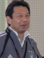 あいさつする丸富の柴山社長