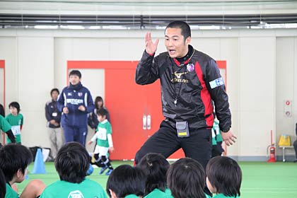大きな身ぶり手ぶりでトレーニングのポイントを伝受する森島さん
