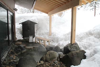 この冬、屋根をつけた男性用の大浴場露店