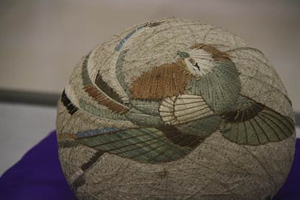 鳳凰の刺しゅうが施された良寛遺愛の飾りまり