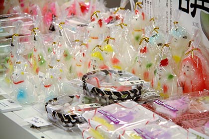 春を呼び込むにふさわしい華やかな色合いの天神講の菓子