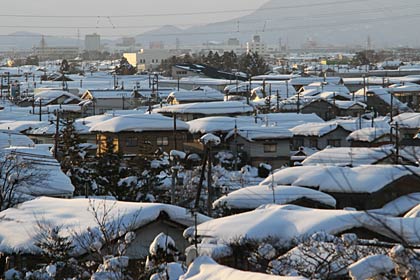 保内公園から屋根の分厚い雪を載せた屋根が連なる市街地の方向を見下ろす
