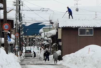 11日、町内一斉の雪下ろしを呼びかけた三条市緑ヶ丘で行われた屋根の雪下ろし作業