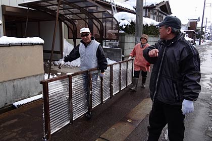 住民の手作りの「雪すべり」が雪下ろしに大活躍