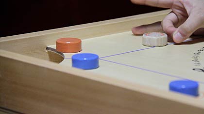 ゲームはおはじきのように指で弾くのが基本