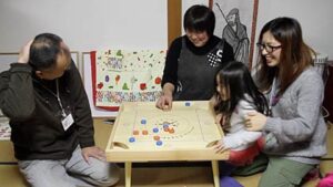 ビリヤードに似た盤上ゲーム、カロムの体験会が燕市で開催、福島県いわき市で生産されるカロム購入で東日本大震災で衰退した東北の経済に少しでも貢献し、ことし9月の全国大会に向けて県央地区予選会の実現へ