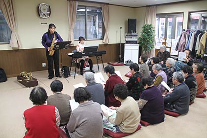 バレンタインデーの14日、燕市の地域交流スペース「つばめの茶の間仲町」で開かれたバレンタインデーコンサート