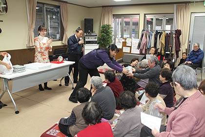 抽選会ではフルールの2人も抽選、商品のプレゼンターとして活躍