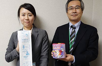 振り込め詐欺被害に遭わないよう呼びかける北越銀行県央つばめ支店職員