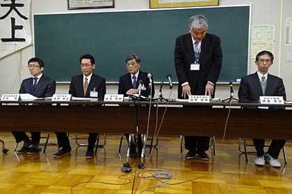記者会見で経緯を説明