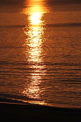 14日、夕日を反射してぬらぬらと輝く出雲崎からの日本海