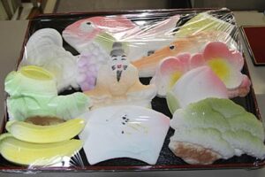 飴屋本舗が燕市寄付した天神講の粉菓子のセット