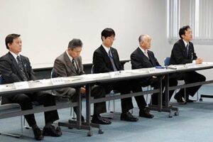 15日開かれた「救命救急センターを併設する基幹病院等のあり方検討会議」の第10回知事・市長村長・医療関係者等合同会議、右から国定三条市長、小池加茂市長、鈴木燕市長と田上町、弥彦村の首長代理