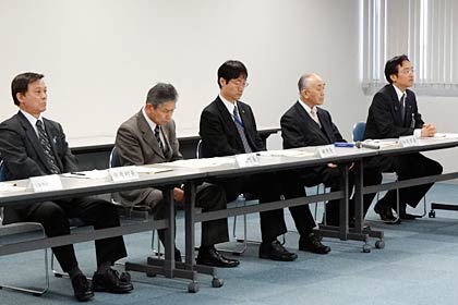  15日開かれた「救命救急センターを併設する基幹病院等のあり方検討会議」の第10回知事・市長村長・医療関係者等合同会議、右から国定三条市長、小池加茂市長、鈴木燕市長と田上町、弥彦村の首長代理