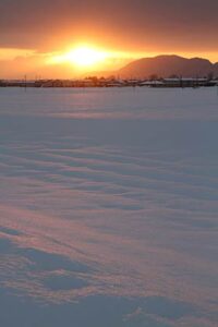 15日の三条は午後から日が差したが最高気温は3.8度、県内は17日から19日ころかけて冬型の気圧配置が強まるおそれ