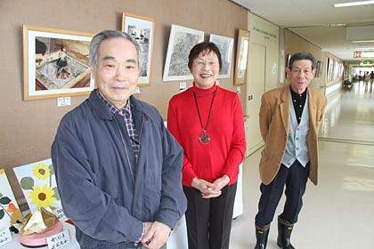 左から五彩会顧問の難波さん、つくし折紙会の大沼さん、俳人協会会員の佐藤さん