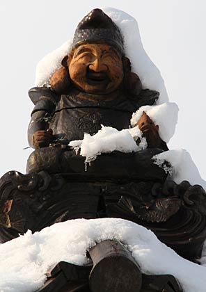 大万の鬼瓦の上に座るのはえびすさま