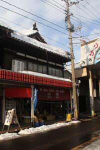 【小耳聞き耳】燕市の商店街で鬼瓦の上にぴくりとも動かない人影を目撃