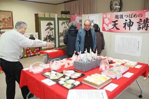25日まで燕市の地域交流スペース「つばめの茶の間仲町」で行われている天神講の菓子の展示