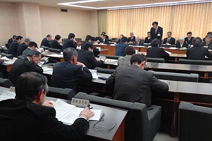 17日開かれた三条市の平成24年度当初予算概要説明会