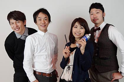 撮影会を行っている3人のフォトグラファーとメイクアップアーティスト