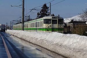 荒町踏切でトラックとぶつかり停車する列車