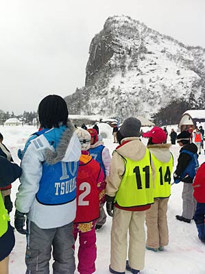  八木ヶ鼻をのんびり眺めているどころではなく子どもたちは雪遊びに熱中