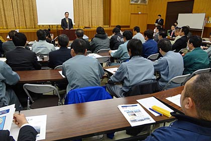 外山産業が開いた「KG構法（制震）、土嚢減震、免震装置研修会」