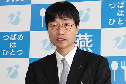 臨時記者会見で新年度予算案を話す鈴木市長