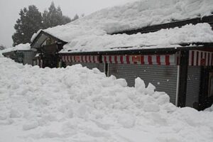 燕市が国上山の千眼堂吊り橋でこの冬3回目、分水ビジター・サービスセンターでこの冬初めての雪下ろし