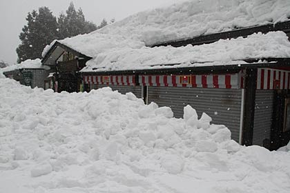 この冬初めての屋根の雪下ろしを行った分水ビジター・サービスセンター