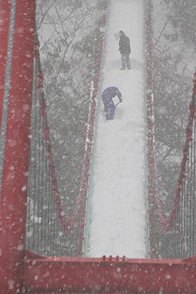 千眼堂吊り橋での雪下ろしはこの冬3回目