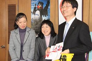 解散を前に燕市内の子どもの交通安全を推進する燕市交通安全母の会が87万円、燕市交通安全トキちゃんクラブ連合会が横断指導旗330本燕市に寄付