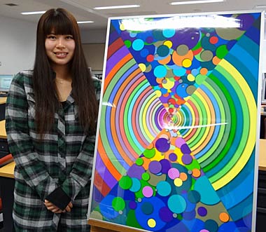 2012年のA・F・T主催国際色彩コーディネートコンクールのポスター部門で最高賞の「A・F・T特別賞」を受賞した三条テクノスクールの金安さんと受賞作品