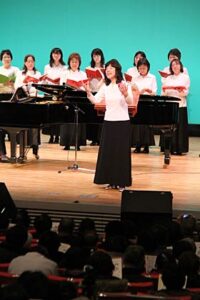 第3回燕市文化協会芸能部合同発表会で『笑顔を忘れないで』を飛燕メサイア合唱団と客席が一体になって全員合唱