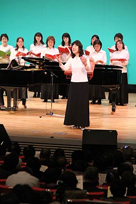 第3回燕市文化協会芸能部合同発表会で『笑顔を忘れないで』を飛燕メサイア合唱団と客席が一体になって全員合唱
